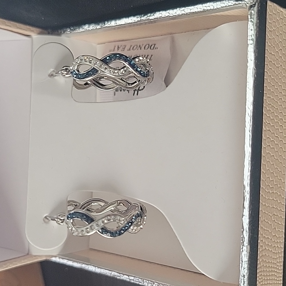 Gorgeous lady's med hoop earrings 😍